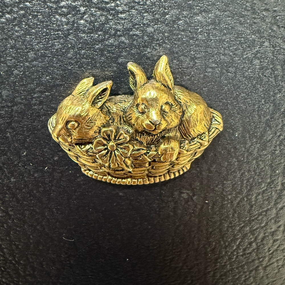 Vintage 1990 Avon “Basket of Love” Bunnies In A Basket Goldtone Pin